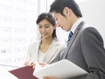 検討する男女