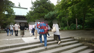 鎌倉散策中の男女