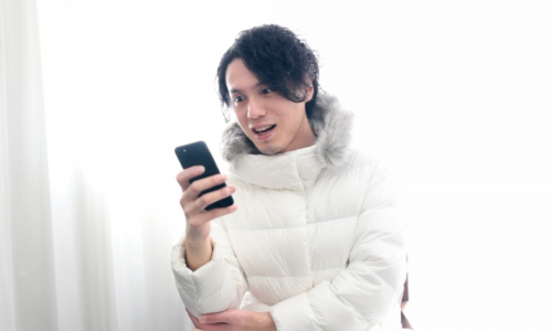 スマホを見る男性