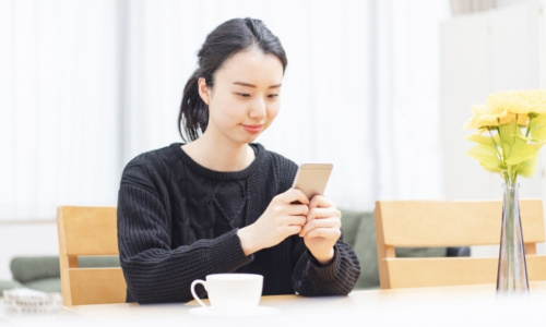 スマホを見る女性